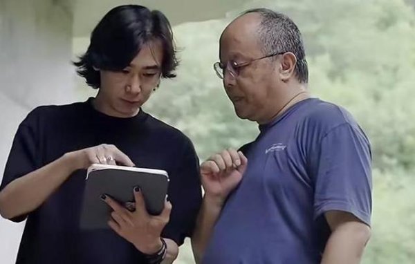 启盈优配 从摇滚巨星到海边大叔，窦唯55岁选择平凡生活，你羡慕吗？