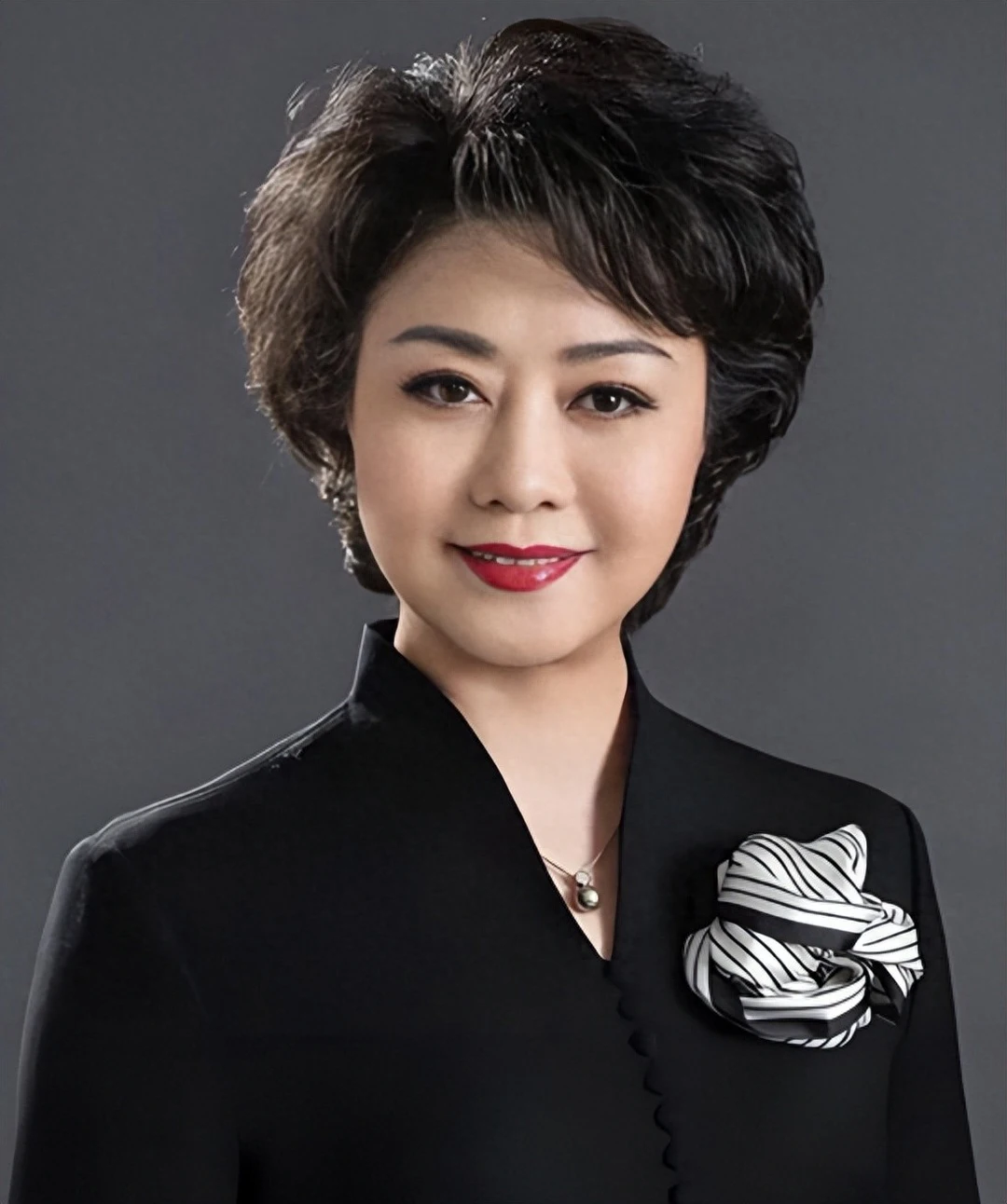 牛股远期策略 至今未婚未育，身边却有男人陪了近27年，59岁的她才是真人间清醒